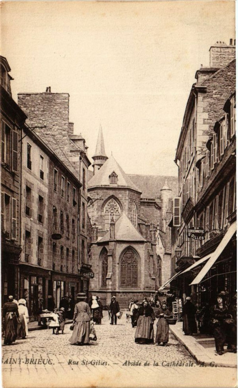 Carte postale ancienne Saint-Brieuc - Rue Saint-Gilies - Abside de la Cathédrale à Saint-Brieuc