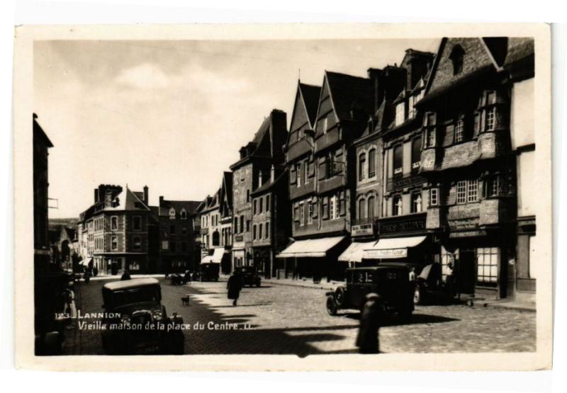 Carte postale ancienne Lannion Vieille maison de la place du Centre France à Lannion