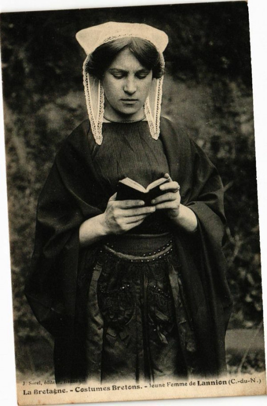 Carte postale ancienne La Bretagne - Costumes Bretons - Jeune Femme de Lannion à Lannion