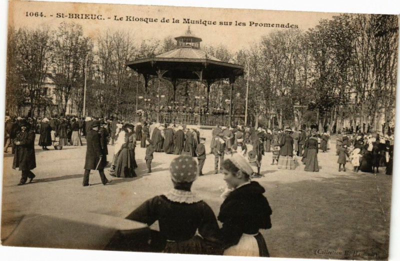 Carte postale ancienne Saint-Brieuc - Le Kiosque de la Musique sur les Promenades à Saint-Brieuc