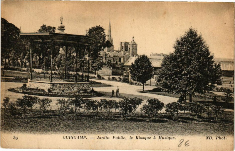 Carte postale ancienne Guingamp - Jardin Public le Kiosque a Musique à Guingamp