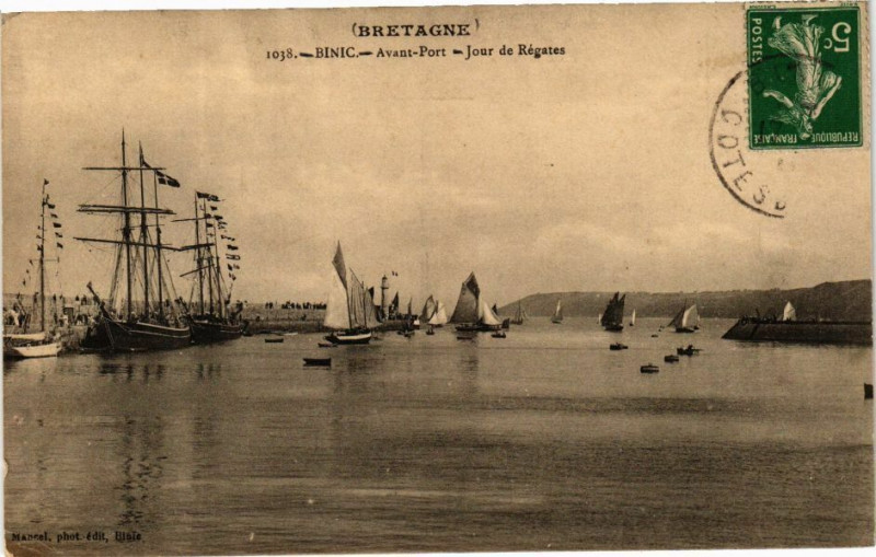 Carte postale ancienne Bretagne - Binic - Avant-Port - Jour de Régate