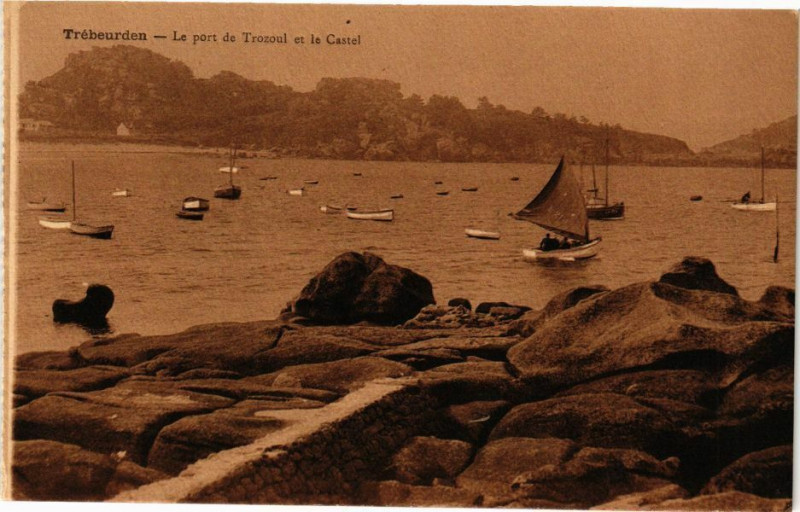 Carte postale ancienne Trebeurden - Le port de Trozoul et la Castel à Trébeurden