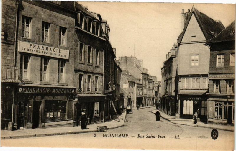 Carte postale ancienne Guingamp - Rue St-Yves à Guingamp