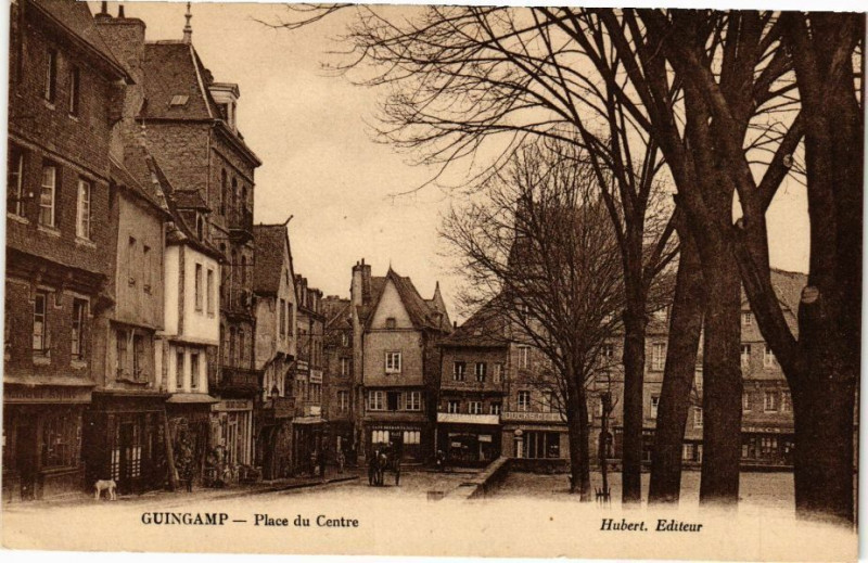 Carte postale ancienne Guingamp - Place du Centre à Guingamp