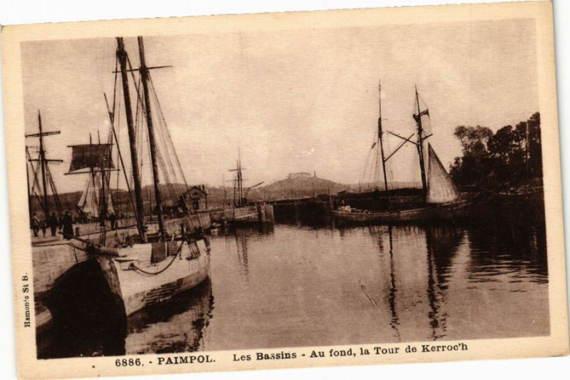 Carte postale ancienne Paimpol - Les Bassins - Au fond la Tour de Kerroc'h à Paimpol