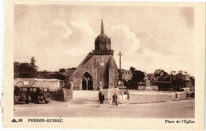 Carte postale ancienne Perros-Guirec - Place de l'Eglise à Perros-Guirec