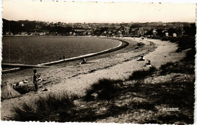 Carte postale ancienne Erquy - La plage du Bourg à Erquy