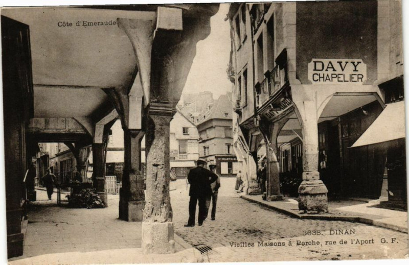 Carte postale ancienne Dinan - Vieilles Maisons a Porche rue de l'Aport à Dinan