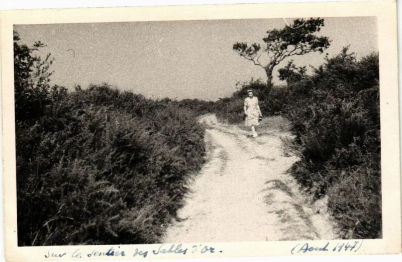 Carte postale ancienne Sur le Sentier les Sables d'Or (Aout 1947)