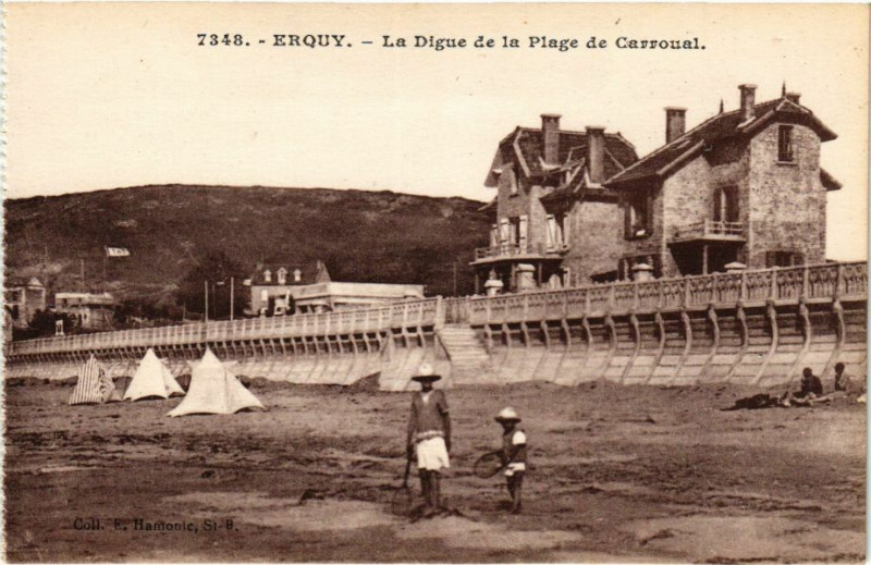 Carte postale ancienne Erquy - La Digue de la Plage de Carroual à Erquy