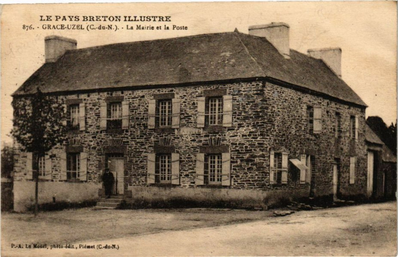 Carte postale ancienne La Mairie et la Poste à Grâce-Uzel
