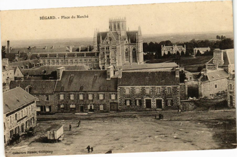 Carte postale ancienne Begard - Place du Marché à Bégard