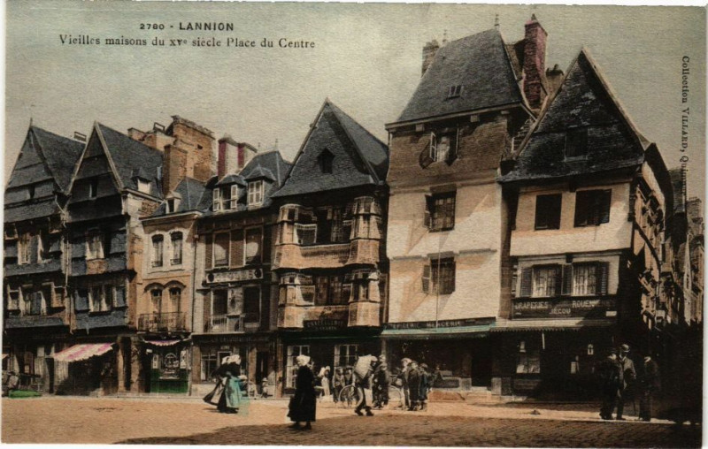 Carte postale ancienne Lannion - Vieilles Maisons du XVe siécle-Place du Centre à Lannion