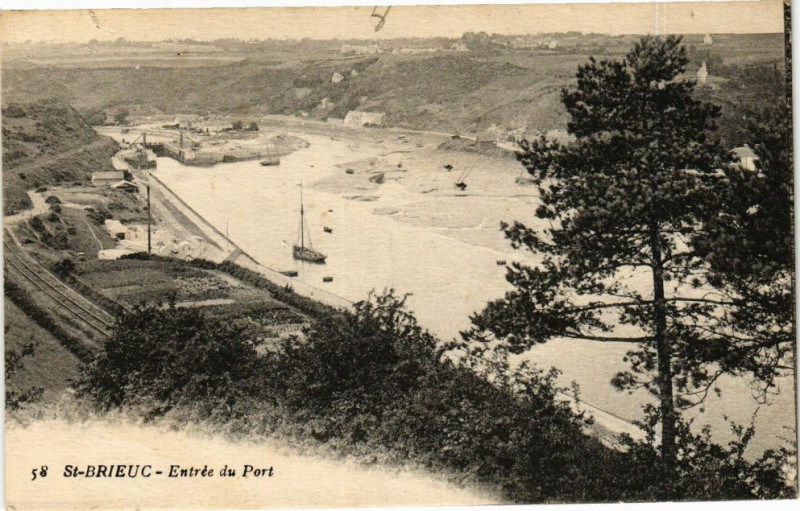 Carte postale ancienne Saint-Brieuc-Entrée du Port à Saint-Brieuc