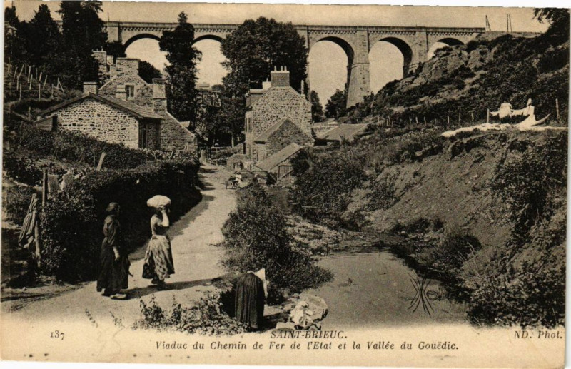 Carte postale ancienne Saint-Brieuc-Viaduc du Chemin de Fer de l'Etat à Saint-Brieuc