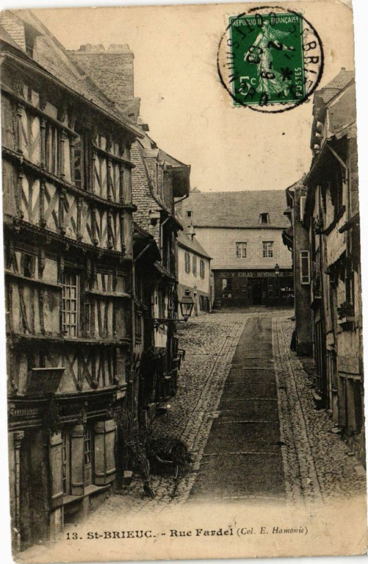 Carte postale ancienne Saint-Brieuc-Rue Fardel à Saint-Brieuc