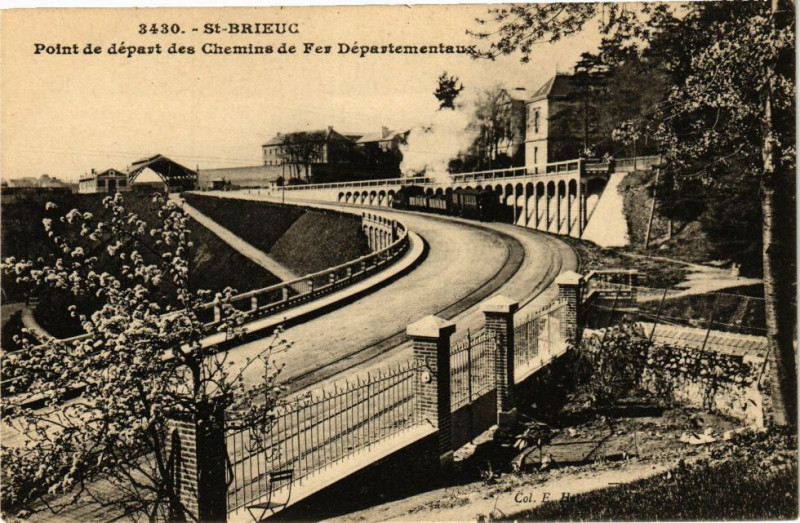 Carte postale ancienne Saint-Brieuc-Point de départ des Chemins de Fer Départementaux à Saint-Brieuc