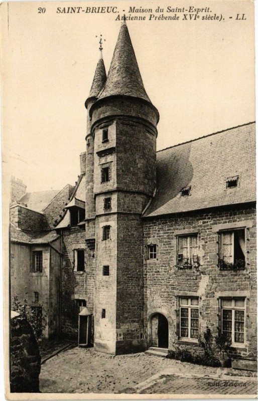 Carte postale ancienne Saint-Brieuc-Maison du Saint-Esprit à Saint-Brieuc