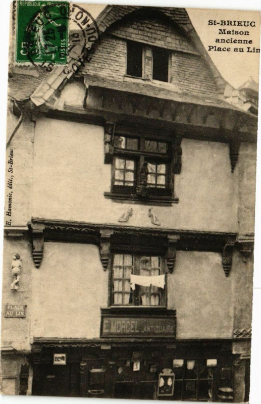 Carte postale ancienne Saint-Brieuc-Maison ancienne Place au Lin à Saint-Brieuc