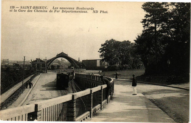 Carte postale ancienne Saint-Brieuc-Les nouveaux Boulevards et la Gare des Chemins à Saint-Brieuc