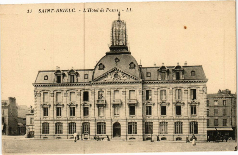 Carte postale ancienne Saint-Brieuc-L'Hotel de Postes à Saint-Brieuc