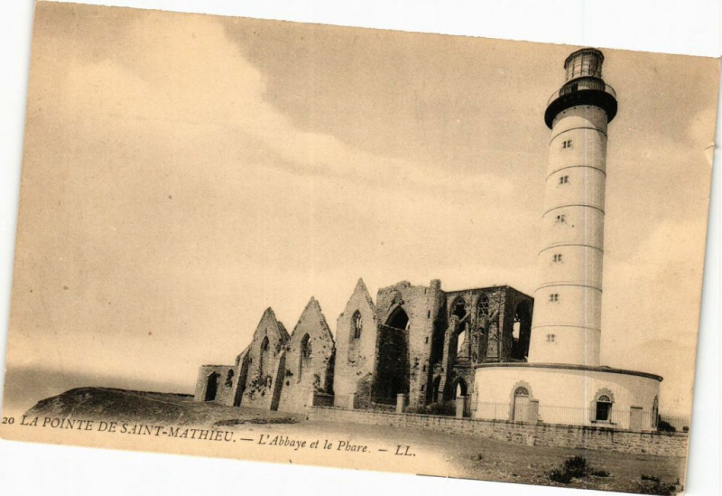 Carte postale ancienne La Pointe de Saint-Mathieu-L'Abbaye et le Phare
