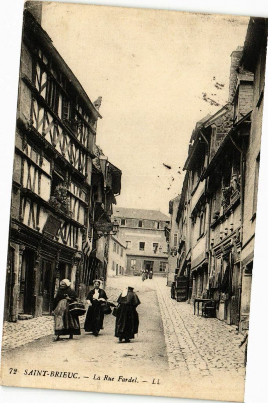Carte postale ancienne Saint-Brieuc-La Rue Fardel à Saint-Brieuc