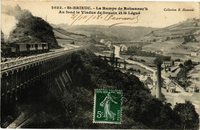 Carte postale ancienne Saint-Brieuc-La Rampe de Rohannech-Au fond le Viaduc de Souzin à Saint-Brieuc