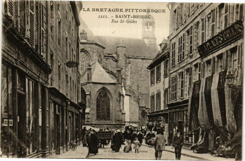 Carte postale ancienne Saint-Brieuc-Rue Saint-Gilles à Saint-Brieuc