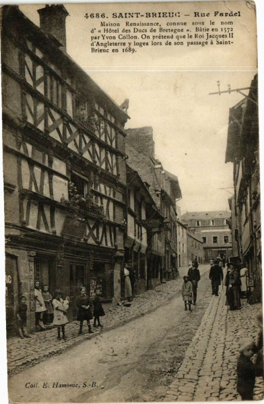 Carte postale ancienne Saint-Brieuc-Rue Fardel à Saint-Brieuc