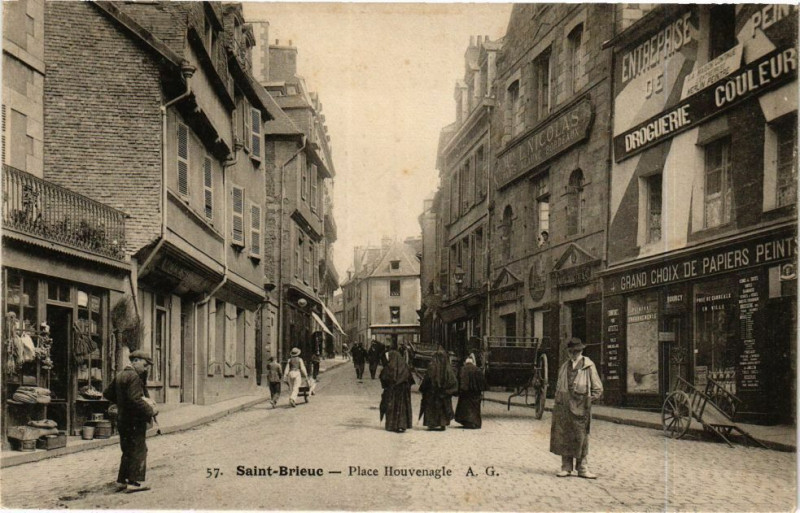 Carte postale ancienne Saint-Brieuc-Place Houvenagle à Saint-Brieuc