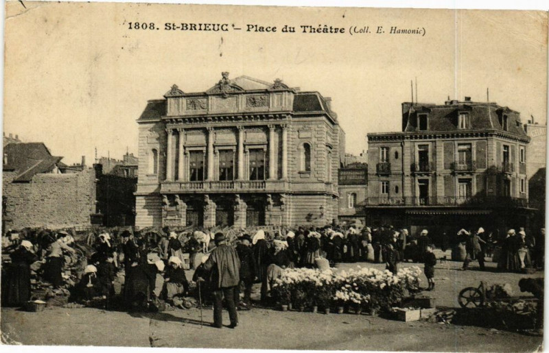 Carte postale ancienne Saint-Brieuc-Place du Théatre à Saint-Brieuc