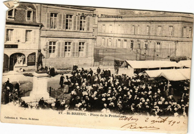 Carte postale ancienne Saint-Brieuc-Place de la Préfecture à Saint-Brieuc