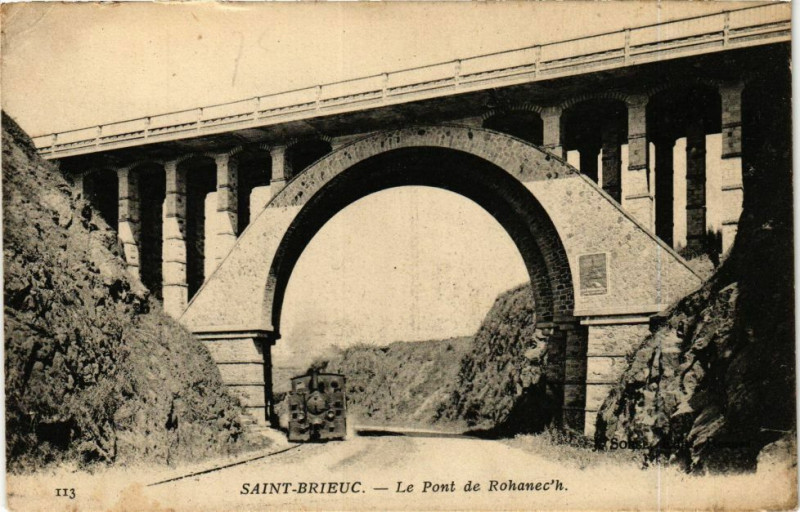 Carte postale ancienne Saint-Brieuc-Le Pont de Rohanech à Saint-Brieuc