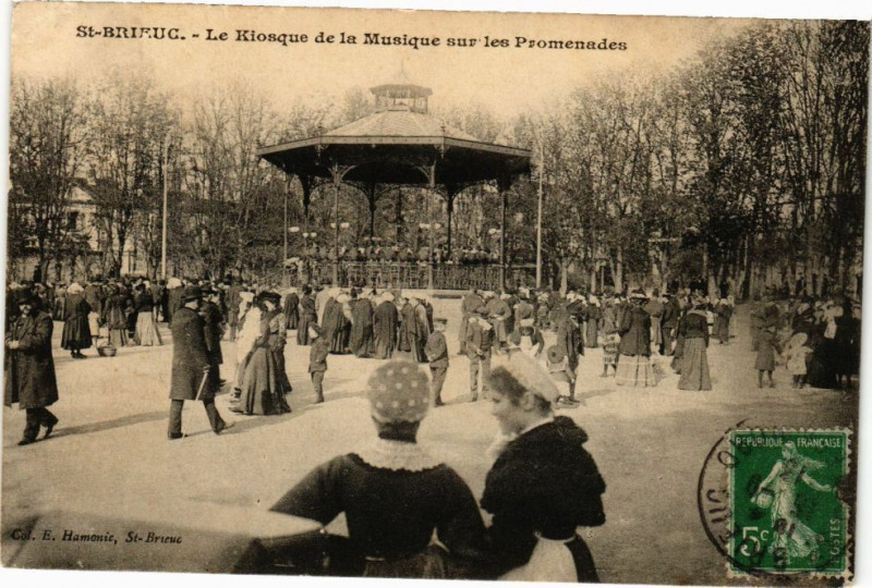 Carte postale ancienne Saint-Brieuc-Le Kiosque de la Musique sur les Promenades à Saint-Brieuc