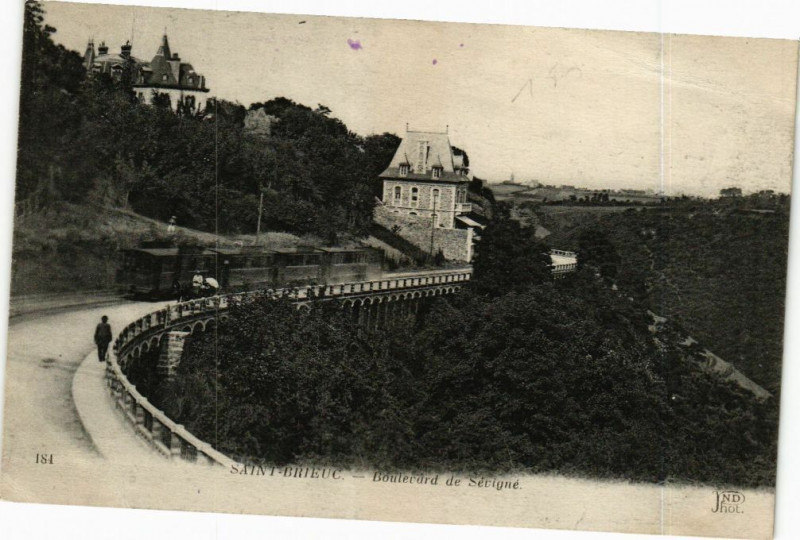 Carte postale ancienne Saint-Brieuc-Boulevard de Sévigné à Saint-Brieuc