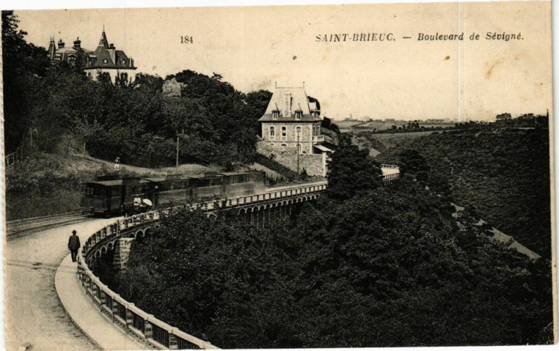 Carte postale ancienne Saint-Brieuc-Boulevard de Sévigné à Saint-Brieuc