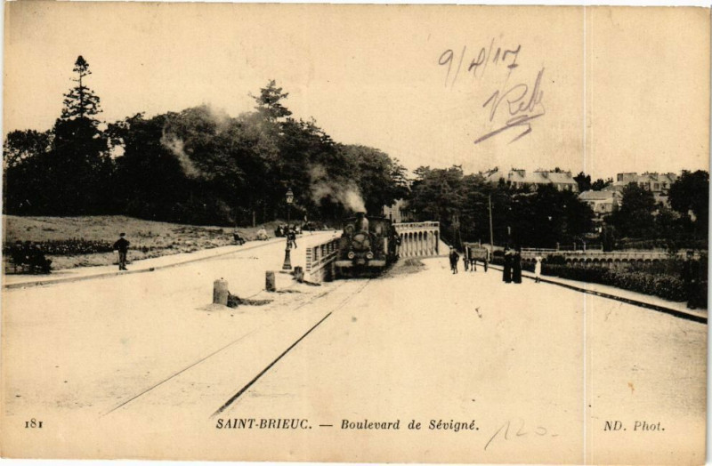 Carte postale ancienne Saint-Brieuc-Boulevard de Sévigne à Saint-Brieuc