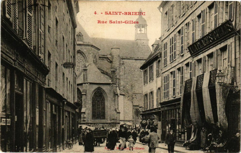 Carte postale ancienne Saint-Brieuc-Rue Saint-Gilles à Saint-Brieuc