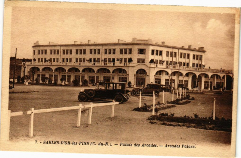 Carte postale ancienne Sables d'Or les Pins-Palais des Arcades
