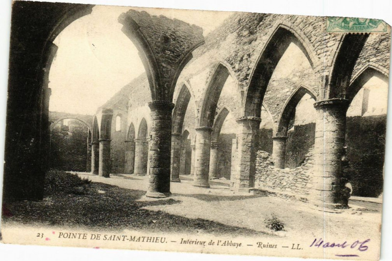 Carte postale ancienne Pointe de Saint-Mathieu-Intérieur de l'Abbaye-Ruines