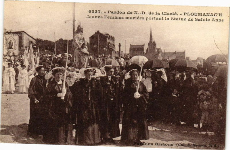 Carte postale ancienne Ploumanach-Pardon de Notre Dame de La Clarte-Jeunes Femmes mariées