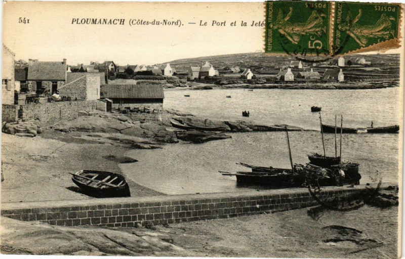 Carte postale ancienne Ploumanach-Le Port et la Jetée
