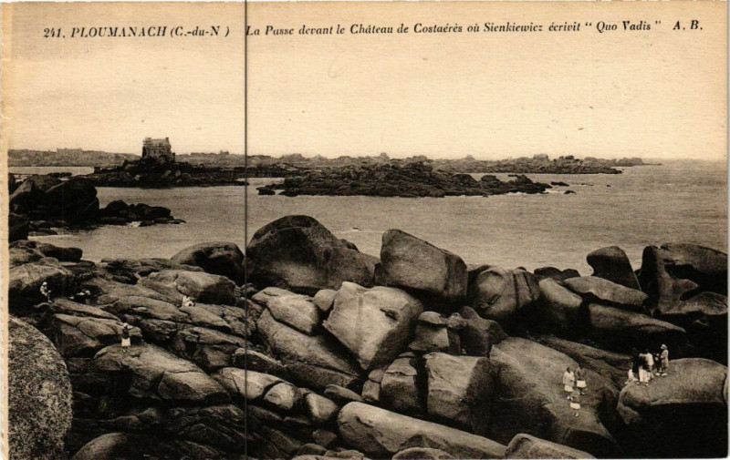 Carte postale ancienne Ploumanach-La Passe devant le Chateau des Costaérés