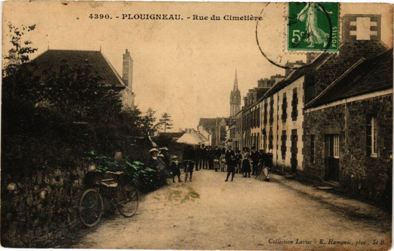 Carte postale ancienne Plouigneau-Rue du Cimetiere
