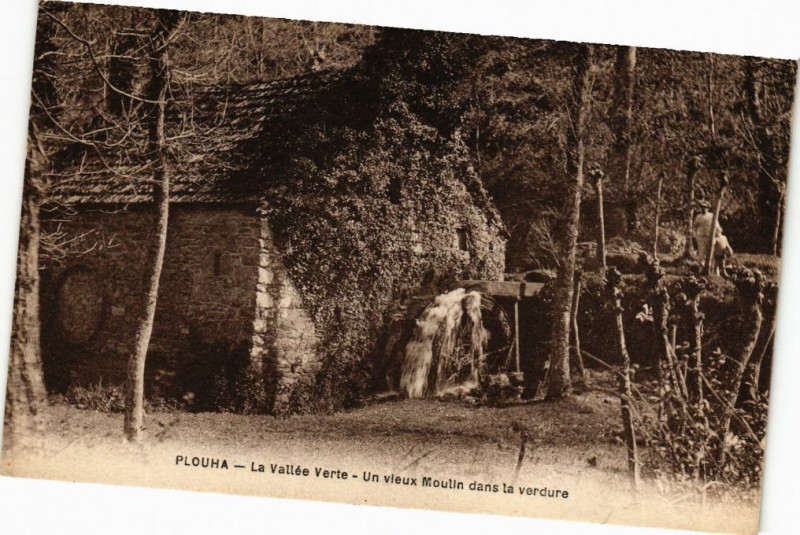 Carte postale ancienne Plouha-La Vallée Verte-Un vieux Moulin dans la verdure à Plouha