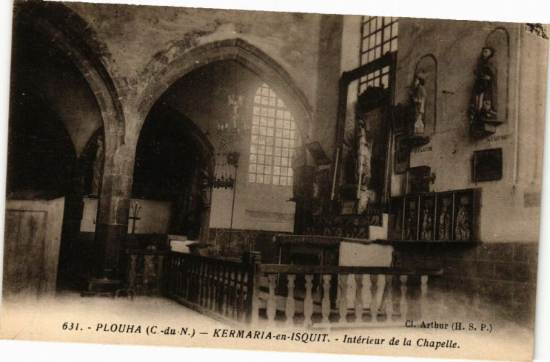 Carte postale ancienne Plouha-Kermaria en Isquit-Intérieur de la Chapelle à Plouha