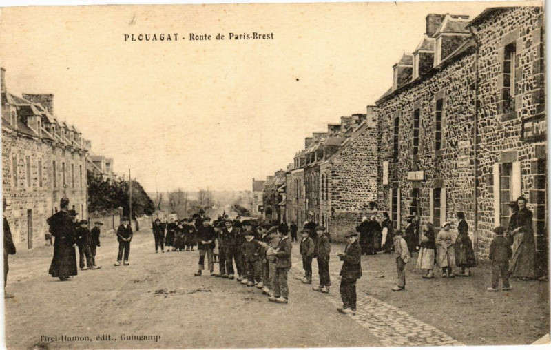 Carte postale ancienne Plouagat-Route de Paris Brest