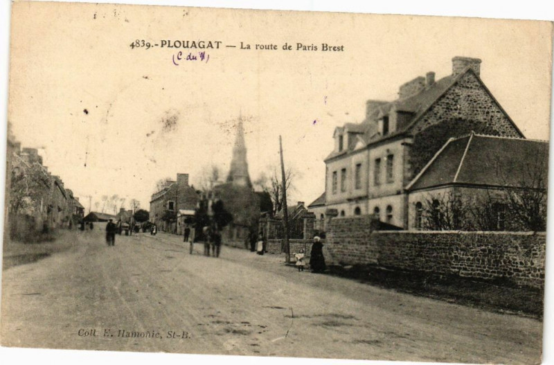 Carte postale ancienne Plouagat-La route de Paris Brest